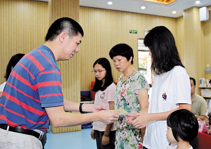 8月26日下午，我集團在橋頭鎮(zhèn)第三小學(xué)舉行了2019年助學(xué)金發(fā)放儀式，21名橋頭籍貧困家庭大學(xué)生獲得資助。