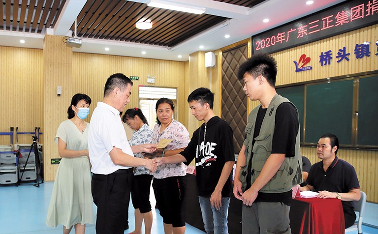 9月15日上午，我集團在橋頭鎮(zhèn)第三小學(xué)舉行了2020年助學(xué)金發(fā)放儀式，助理總裁朱保當(dāng)代表我集團向23名橋頭籍困難家庭大學(xué)生發(fā)放了17.8萬元助學(xué)金。這是我集團連續(xù)第12年資助橋頭籍困難家庭大學(xué)生完成大