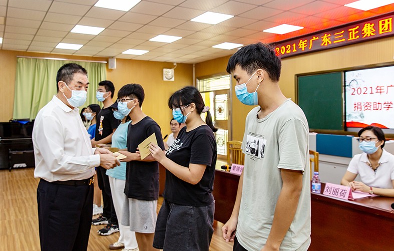 8月27日上午，我集團在橋頭鎮(zhèn)第二小學(xué)舉行了2021年助學(xué)金發(fā)放儀式，向23名橋頭籍困難家庭大學(xué)生發(fā)放助學(xué)金17.56萬元。這是我集團連續(xù)第13年資助橋頭籍困難家庭大學(xué)生完成大學(xué)學(xué)業(yè)。橋頭鎮(zhèn)三級調(diào)研員