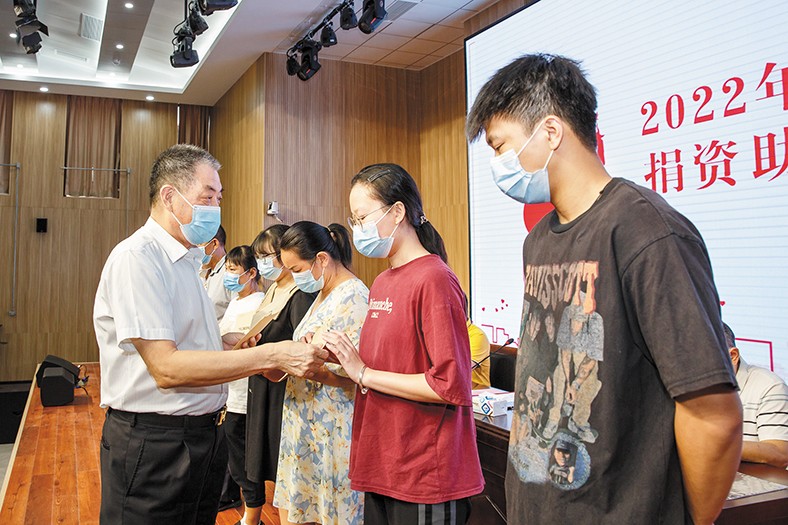 8月29日，我集團在橋頭鎮(zhèn)中心小學(xué)舉行了2022年捐資助學(xué)金發(fā)放儀式，向22名橋頭籍困難家庭在讀大學(xué)生發(fā)放助學(xué)金16.88萬元。