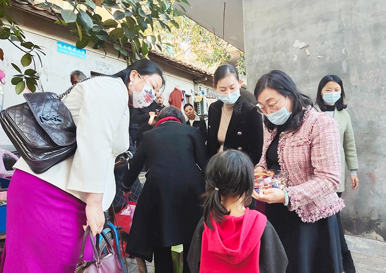 1月19日，東莞市婦聯(lián)及福利會組織開展了“玉蘭關(guān)愛、迎春送?！?022年春節(jié)慰問困難婦女兒童家庭”活動，集團培訓(xùn)中心主任劉淑芬代表我集團參加了本次活動，前往東莞市塘廈鎮(zhèn)、黃江鎮(zhèn)、樟木頭鎮(zhèn)，為17戶家