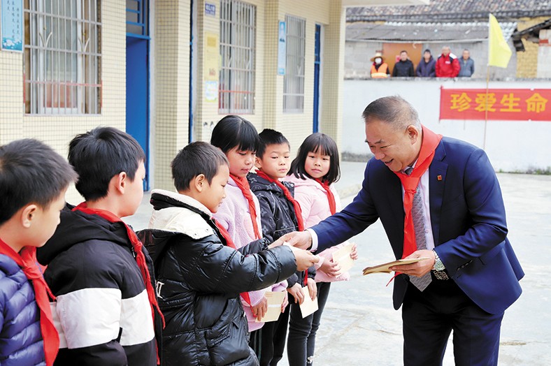 12月25日至26日，我集團向捐建學(xué)校師生頒發(fā)“三正獎教助學(xué)金”合計23.98萬元。并向三正合水小學(xué)捐贈了價值7.5萬的多媒體教學(xué)設(shè)備，向揭陽鳳湖小學(xué)碧潭三正分校一名病重學(xué)生捐贈1萬元助其度過難關(guān)。
