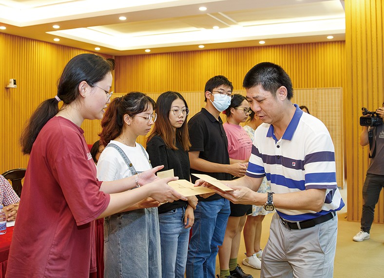 8月29日上午，“2023年廣東三正集團捐資助學(xué)金發(fā)放儀式”在橋頭鎮(zhèn)第四小學(xué)舉行，為25名橋頭籍困難家庭在讀大學(xué)生發(fā)放助學(xué)金19.04萬元。