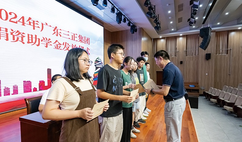 8月27日上午，我集團2024年捐資助學(xué)金發(fā)放儀式在橋頭鎮(zhèn)中心小學(xué)舉行，董事長助理莫永康代表我集團向21名受助學(xué)生發(fā)放了助學(xué)金。