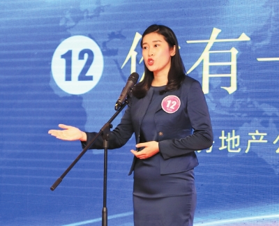 三正地產(chǎn)鄧偉微在首屆三正故事大賽決賽中演繹作品《你有一個(gè)閨蜜》。.jpg
