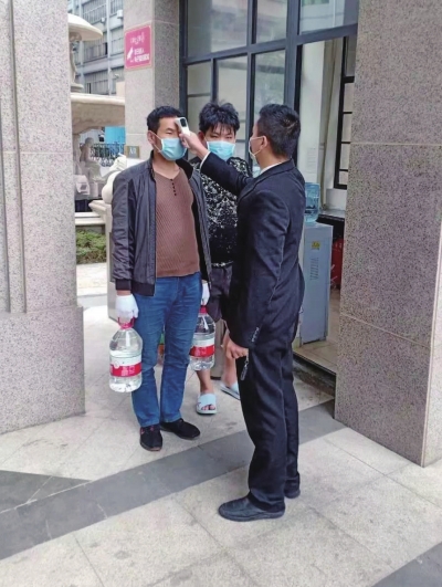 測量體溫。.jpg